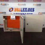 LOTE 255 - 02 QUADROS DE DISTRIBUIÇÃO ELÉTRICA DE FERRO. (NO ESTADO) ATENÇÃO! FAZER A VISITAÇÃO ANTES DE ARREMATAR, NÃO SABEMOS SE FUNCIONA. LEILÃO NÃO TEM GARANTIA E NEM DEVOLUÇÃO, SUJEITO A POSSÍVEIS AVARIAS VISÍVEIS/OCULTAS E/OU AUSÊNCIA DE COMPONENTES.