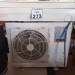 LOTE 273 - 01 CONDENSADORA E 01 EVAPORADORA MARCA YORK 9000BTU. (NO ESTADO) ATENÇÃO! FAZER A VISITAÇÃO ANTES DE ARREMATAR, NÃO SABEMOS SE FUNCIONA. LEILÃO NÃO TEM GARANTIA E NEM DEVOLUÇÃO, SUJEITO A POSSÍVEIS AVARIAS VISÍVEIS/OCULTAS E/OU AUSÊNCIA DE COMPONENTES.