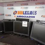 LOTE 340 - 08 MONITORES LCD MARCAS E MODELOS DIVERSOS. (NO ESTADO) ATENÇÃO! FAZER A VISITAÇÃO ANTES DE ARREMATAR, NÃO SABEMOS SE FUNCIONA. LEILÃO NÃO TEM GARANTIA E NEM DEVOLUÇÃO, SUJEITO A POSSÍVEIS AVARIAS VISÍVEIS/OCULTAS E/OU AUSÊNCIA DE COMPONENTES.