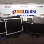 LOTE 364 - 06 MONITORES LCD MARCAS E MODELOS DIVERSOS. (NO ESTADO) ATENÇÃO! FAZER A VISITAÇÃO ANTES DE ARREMATAR, NÃO SABEMOS SE FUNCIONA. LEILÃO NÃO TEM GARANTIA E NEM DEVOLUÇÃO, SUJEITO A POSSÍVEIS AVARIAS VISÍVEIS/OCULTAS E/OU AUSÊNCIA DE COMPONENTES.