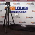 LOTE 151 - 01 TRIPÉ PARA CÂMERA TOMATE MTG-3016. (NO ESTADO) ATENÇÃO! FAZER A VISITAÇÃO ANTES DE ARREMATAR, NÃO SABEMOS SE FUNCIONA. LEILÃO NÃO TEM GARANTIA E NEM DEVOLUÇÃO, SUJEITO A POSSÍVEIS AVARIAS VISÍVEIS/OCULTAS E/OU AUSÊNCIA DE COMPONENTES.