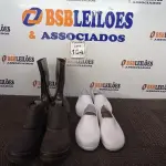 LOTE 104 - 04 PARES DE CALÇADOS PARA LIMPEZA DE NUMERAÇÕES DIVERSAS. (NO ESTADO) ATENÇÃO! FAZER A VISITAÇÃO ANTES DE ARREMATAR, NÃO SABEMOS SE FUNCIONA. LEILÃO NÃO TEM GARANTIA E NEM DEVOLUÇÃO, SUJEITO A POSSÍVEIS AVARIAS VISÍVEIS/OCULTAS E/OU AUSÊNCIA DE COMPONENTES.