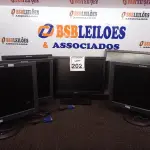 LOTE 202 - 06 MONITORES LCD MARCAS E MODELOS DIVERSOS. (NO ESTADO) ATENÇÃO! FAZER A VISITAÇÃO ANTES DE ARREMATAR, NÃO SABEMOS SE FUNCIONA. LEILÃO NÃO TEM GARANTIA E NEM DEVOLUÇÃO, SUJEITO A POSSÍVEIS AVARIAS VISÍVEIS/OCULTAS E/OU AUSÊNCIA DE COMPONENTES.