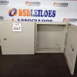 LOTE 237 - 02 QUADROS DE DISTRIBUIÇÃO ELÉTRICA DE FERRO. (NO ESTADO) ATENÇÃO! FAZER A VISITAÇÃO ANTES DE ARREMATAR, NÃO SABEMOS SE FUNCIONA. LEILÃO NÃO TEM GARANTIA E NEM DEVOLUÇÃO, SUJEITO A POSSÍVEIS AVARIAS VISÍVEIS/OCULTAS E/OU AUSÊNCIA DE COMPONENTES.