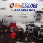 LOTE 369 - 06 BASES DE LIQUIDIFICADOR, 02 FERROS DE PASSAR MARCAS E MODELOS DIVERSOS E UTENSÍLIOS DIVERSOS. (NO ESTADO) ATENÇÃO! FAZER A VISITAÇÃO ANTES DE ARREMATAR, NÃO SABEMOS SE FUNCIONA. LEILÃO NÃO TEM GARANTIA E NEM DEVOLUÇÃO, SUJEITO A POSSÍVEIS AVARIAS VISÍVEIS/OCULTAS E/OU AUSÊNCIA DE COMPONENTES.