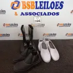 LOTE 104 - 04 PARES DE CALÇADOS PARA LIMPEZA DE NUMERAÇÕES DIVERSAS. (NO ESTADO) ATENÇÃO! FAZER A VISITAÇÃO ANTES DE ARREMATAR, NÃO SABEMOS SE FUNCIONA. LEILÃO NÃO TEM GARANTIA E NEM DEVOLUÇÃO, SUJEITO A POSSÍVEIS AVARIAS VISÍVEIS/OCULTAS E/OU AUSÊNCIA DE COMPONENTES.