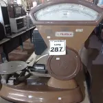 LOTE 287 - 01 BALANÇA ANTIGA CAPACIDADE MÁXIMA ATÉ 15KG MARCA FILIZOLA S/PRATO. (NO ESTADO) ATENÇÃO! FAZER A VISITAÇÃO ANTES DE ARREMATAR, NÃO SABEMOS SE FUNCIONA. LEILÃO NÃO TEM GARANTIA E NEM DEVOLUÇÃO, SUJEITO A POSSÍVEIS AVARIAS VISÍVEIS/OCULTAS E/OU AUSÊNCIA DE COMPONENTES.