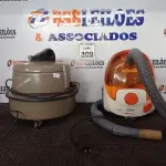 LOTE 309 - 02 ASPIRADORES DE PÓ MARCAS PHILIPS E BLACK E DECKER. (NO ESTADO) ATENÇÃO! FAZER A VISITAÇÃO ANTES DE ARREMATAR, NÃO SABEMOS SE FUNCIONA. LEILÃO NÃO TEM GARANTIA E NEM DEVOLUÇÃO, SUJEITO A POSSÍVEIS AVARIAS VISÍVEIS/OCULTAS E/OU AUSÊNCIA DE COMPONENTES.