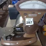 LOTE 287 - 01 BALANÇA ANTIGA CAPACIDADE MÁXIMA ATÉ 15KG MARCA FILIZOLA S/PRATO. (NO ESTADO) ATENÇÃO! FAZER A VISITAÇÃO ANTES DE ARREMATAR, NÃO SABEMOS SE FUNCIONA. LEILÃO NÃO TEM GARANTIA E NEM DEVOLUÇÃO, SUJEITO A POSSÍVEIS AVARIAS VISÍVEIS/OCULTAS E/OU AUSÊNCIA DE COMPONENTES.