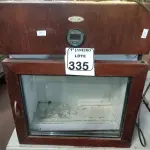 LOTE 335 - 01 ADEGA CLIMATIZADA C/ACABAMENTO EM MADEIRA. (NO ESTADO) ATENÇÃO! FAZER A VISITAÇÃO ANTES DE ARREMATAR, NÃO SABEMOS SE FUNCIONA. LEILÃO NÃO TEM GARANTIA E NEM DEVOLUÇÃO, SUJEITO A POSSÍVEIS AVARIAS VISÍVEIS/OCULTAS E/OU AUSÊNCIA DE COMPONENTES.