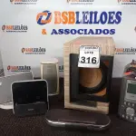 LOTE 316 - 01 CAIXA DE SOM SUBWOOFER MARCA PHILIPS E DIVERSOS APARELHOS DE SOM MARCAS E MODELOS DIVERSOS. (NO ESTADO) ATENÇÃO! FAZER A VISITAÇÃO ANTES DE ARREMATAR, NÃO SABEMOS SE FUNCIONA. LEILÃO NÃO TEM GARANTIA E NEM DEVOLUÇÃO, SUJEITO A POSSÍVEIS AVARIAS VISÍVEIS/OCULTAS E/OU AUSÊNCIA DE COMPONENTES.