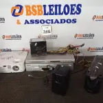 LOTE 346 - 01 VÍDEO CASSETE MARCA PANASONIC, 01 APARELHO DE DVD MARCA PHILIPS, 02 ESTABILIZADORES E 01 PROJETOR MULTIMIDIA. (NO ESTADO) ATENÇÃO! FAZER A VISITAÇÃO ANTES DE ARREMATAR, NÃO SABEMOS SE FUNCIONA. LEILÃO NÃO TEM GARANTIA E NEM DEVOLUÇÃO, SUJEITO A POSSÍVEIS AVARIAS VISÍVEIS/OCULTAS E/OU AUSÊNCIA DE COMPONENTES.