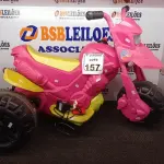 LOTE 157 - 01 QUADRICICLO   A BATERIA COM CARREGADOR NA COR VERDE E ROSA MARCA BANDEIRANTE. (NO ESTADO) ATENÇÃO! FAZER A VISITAÇÃO ANTES DE ARREMATAR, NÃO SABEMOS SE FUNCIONA. LEILÃO NÃO TEM GARANTIA E NEM DEVOLUÇÃO, SUJEITO A POSSÍVEIS AVARIAS VISÍVEIS/OCULTAS E/OU AUSÊNCIA DE COMPONENTES.