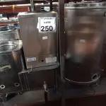 LOTE 250 - 04 CAFETEIRAS EM INOX P/RETIRADA DE PEÇAS. (NO ESTADO) ATENÇÃO! FAZER A VISITAÇÃO ANTES DE ARREMATAR, NÃO SABEMOS SE FUNCIONA. LEILÃO NÃO TEM GARANTIA E NEM DEVOLUÇÃO, SUJEITO A POSSÍVEIS AVARIAS VISÍVEIS/OCULTAS E/OU AUSÊNCIA DE COMPONENTES.
