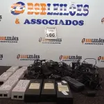 LOTE 166 - 01 LOTE C/GRANDE QUANTIDADE DE CARREGADORES E FONTES MARCAS E MODELOS DIVERSOS. (NO ESTADO) ATENÇÃO! FAZER A VISITAÇÃO ANTES DE ARREMATAR, NÃO SABEMOS SE FUNCIONA. LEILÃO NÃO TEM GARANTIA E NEM DEVOLUÇÃO, SUJEITO A POSSÍVEIS AVARIAS VISÍVEIS/OCULTAS E/OU AUSÊNCIA DE COMPONENTES.