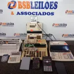 LOTE 204 - 08 CALCULADORAS MARCAS E MODELOS DIVERSOS. (NO ESTADO) ATENÇÃO! FAZER A VISITAÇÃO ANTES DE ARREMATAR, NÃO SABEMOS SE FUNCIONA. LEILÃO NÃO TEM GARANTIA E NEM DEVOLUÇÃO, SUJEITO A POSSÍVEIS AVARIAS VISÍVEIS/OCULTAS E/OU AUSÊNCIA DE COMPONENTES.