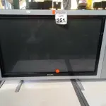 LOTE 351 - 01 TV 42” MARCA PHILIPS. (NO ESTADO) ATENÇÃO! FAZER A VISITAÇÃO ANTES DE ARREMATAR, NÃO SABEMOS SE FUNCIONA. LEILÃO NÃO TEM GARANTIA E NEM DEVOLUÇÃO, SUJEITO A POSSÍVEIS AVARIAS VISÍVEIS/OCULTAS E/OU AUSÊNCIA DE COMPONENTES.