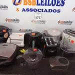 LOTE 177 - 03 SANDUICHEIRAS, 02 TORRADEIRAS, 01 PANELA ELÉTRICA DE ARROZ, 01 CHALEIRA ELÉTRICA E UTENSÍLIOS MARCAS E MODELOS DIVERSOS. (NO ESTADO) ATENÇÃO! FAZER A VISITAÇÃO ANTES DE ARREMATAR, NÃO SABEMOS SE FUNCIONA. LEILÃO NÃO TEM GARANTIA E NEM DEVOLUÇÃO, SUJEITO A POSSÍVEIS AVARIAS VISÍVEIS/OCULTAS E/OU AUSÊNCIA DE COMPONENTES.