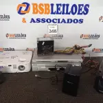 LOTE 346 - 01 VÍDEO CASSETE MARCA PANASONIC, 01 APARELHO DE DVD MARCA PHILIPS, 02 ESTABILIZADORES E 01 PROJETOR MULTIMIDIA. (NO ESTADO) ATENÇÃO! FAZER A VISITAÇÃO ANTES DE ARREMATAR, NÃO SABEMOS SE FUNCIONA. LEILÃO NÃO TEM GARANTIA E NEM DEVOLUÇÃO, SUJEITO A POSSÍVEIS AVARIAS VISÍVEIS/OCULTAS E/OU AUSÊNCIA DE COMPONENTES.