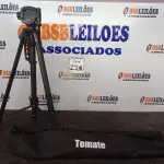 LOTE 224 - 01 TRIPÉ PARA CÂMERA TOMATE MTG-3016. (NO ESTADO) ATENÇÃO! FAZER A VISITAÇÃO ANTES DE ARREMATAR, NÃO SABEMOS SE FUNCIONA. LEILÃO NÃO TEM GARANTIA E NEM DEVOLUÇÃO, SUJEITO A POSSÍVEIS AVARIAS VISÍVEIS/OCULTAS E/OU AUSÊNCIA DE COMPONENTES.