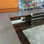 LOTE 010 - 01 MESA EM L DE CANTO EM MADEIRA. (NO ESTADO) ATENÇÃO! FAZER A VISITAÇÃO ANTES DE ARREMATAR, NÃO SABEMOS SE FUNCIONA. LEILÃO NÃO TEM GARANTIA E NEM DEVOLUÇÃO, SUJEITO A POSSÍVEIS AVARIAS VISÍVEIS/OCULTAS E/OU AUSÊNCIA DE COMPONENTES.