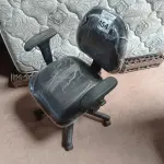 LOTE 454 - 01 CADEIRA GIRATÓRIA ESTOFADA NA COR PRETA. (NO ESTADO) ATENÇÃO! FAZER A VISITAÇÃO ANTES DE ARREMATAR, NÃO SABEMOS SE FUNCIONA. LEILÃO NÃO TEM GARANTIA E NEM DEVOLUÇÃO, SUJEITO A POSSÍVEIS AVARIAS VISÍVEIS/OCULTAS E/OU AUSÊNCIA DE COMPONENTES.