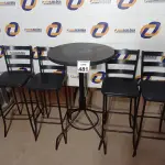 LOTE 481 - 01 MESA BISTRÔ C/04 BANQUETAS. (NO ESTADO) ATENÇÃO! FAZER A VISITAÇÃO ANTES DE ARREMATAR, NÃO SABEMOS SE FUNCIONA. LEILÃO NÃO TEM GARANTIA E NEM DEVOLUÇÃO, SUJEITO A POSSÍVEIS AVARIAS VISÍVEIS/OCULTAS E/OU AUSÊNCIA DE COMPONENTES.