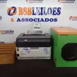 LOTE 499 - 02 CAIXOTES EM MADEIRA E 01 IMPRESSORA KYOCERA. (NO ESTADO) ATENÇÃO! FAZER A VISITAÇÃO ANTES DE ARREMATAR, NÃO SABEMOS SE FUNCIONA. LEILÃO NÃO TEM GARANTIA E NEM DEVOLUÇÃO, SUJEITO A POSSÍVEIS AVARIAS VISÍVEIS/OCULTAS E/OU AUSÊNCIA DE COMPONENTES.