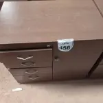 LOTE 456 - 01 ARMÁRIO BAIXO NA COR MARROM C/01 PORTA E 04 GAVETAS. (NO ESTADO) ATENÇÃO! FAZER A VISITAÇÃO ANTES DE ARREMATAR, NÃO SABEMOS SE FUNCIONA. LEILÃO NÃO TEM GARANTIA E NEM DEVOLUÇÃO, SUJEITO A POSSÍVEIS AVARIAS VISÍVEIS/OCULTAS E/OU AUSÊNCIA DE COMPONENTES.