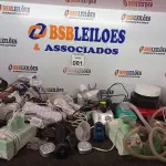 LOTE 081 - 01 LOTE C/ VÁRIOS LEITORES DE CÓDIGOS DE BARRA, LUMINÁRIAS E MATERIAIS DIVERSOS. (NO ESTADO) ATENÇÃO! FAZER A VISITAÇÃO ANTES DE ARREMATAR, NÃO SABEMOS SE FUNCIONA. LEILÃO NÃO TEM GARANTIA E NEM DEVOLUÇÃO, SUJEITO A POSSÍVEIS AVARIAS VISÍVEIS/OCULTAS E/OU AUSÊNCIA DE COMPONENTES.