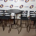 LOTE 471 - 01 MESA BISTRÔ C/04 BANQUETAS. (NO ESTADO) ATENÇÃO! FAZER A VISITAÇÃO ANTES DE ARREMATAR, NÃO SABEMOS SE FUNCIONA. LEILÃO NÃO TEM GARANTIA E NEM DEVOLUÇÃO, SUJEITO A POSSÍVEIS AVARIAS VISÍVEIS/OCULTAS E/OU AUSÊNCIA DE COMPONENTES.