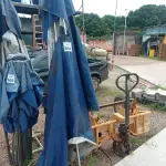 LOTE 549 - 01 OMBRELONE EM ALUMÍNIO C/LONA E C/BASE DE FERRO. (NO ESTADO) ATENÇÃO! FAZER A VISITAÇÃO ANTES DE ARREMATAR, NÃO SABEMOS SE FUNCIONA. LEILÃO NÃO TEM GARANTIA E NEM DEVOLUÇÃO, SUJEITO A POSSÍVEIS AVARIAS VISÍVEIS/OCULTAS E/OU AUSÊNCIA DE COMPONENTES.