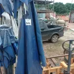 LOTE 549 - 01 OMBRELONE EM ALUMÍNIO C/LONA E C/BASE DE FERRO. (NO ESTADO) ATENÇÃO! FAZER A VISITAÇÃO ANTES DE ARREMATAR, NÃO SABEMOS SE FUNCIONA. LEILÃO NÃO TEM GARANTIA E NEM DEVOLUÇÃO, SUJEITO A POSSÍVEIS AVARIAS VISÍVEIS/OCULTAS E/OU AUSÊNCIA DE COMPONENTES.