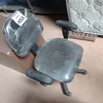 LOTE 453 - 01 CADEIRA GIRATÓRIA ESTOFADA NA COR PRETA. (NO ESTADO) ATENÇÃO! FAZER A VISITAÇÃO ANTES DE ARREMATAR, NÃO SABEMOS SE FUNCIONA. LEILÃO NÃO TEM GARANTIA E NEM DEVOLUÇÃO, SUJEITO A POSSÍVEIS AVARIAS VISÍVEIS/OCULTAS E/OU AUSÊNCIA DE COMPONENTES.