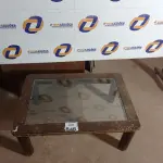 LOTE 546 - 01 MESA DE CENTRO BASE EM MADEIRA E TAMPO DE VIDRO. (NO ESTADO) ATENÇÃO! FAZER A VISITAÇÃO ANTES DE ARREMATAR, NÃO SABEMOS SE FUNCIONA. LEILÃO NÃO TEM GARANTIA E NEM DEVOLUÇÃO, SUJEITO A POSSÍVEIS AVARIAS VISÍVEIS/OCULTAS E/OU AUSÊNCIA DE COMPONENTES.