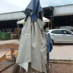 LOTE 551 - 01 OMBRELONE EM ALUMÍNIO C/LONA E C/BASE DE FERRO. (NO ESTADO) ATENÇÃO! FAZER A VISITAÇÃO ANTES DE ARREMATAR, NÃO SABEMOS SE FUNCIONA. LEILÃO NÃO TEM GARANTIA E NEM DEVOLUÇÃO, SUJEITO A POSSÍVEIS AVARIAS VISÍVEIS/OCULTAS E/OU AUSÊNCIA DE COMPONENTES.