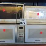 LOTE 077 - 04 MICRO-ONDAS COM PRATOS. (NO ESTADO) ATENÇÃO! FAZER A VISITAÇÃO ANTES DE ARREMATAR, NÃO SABEMOS SE FUNCIONA. LEILÃO NÃO TEM GARANTIA E NEM DEVOLUÇÃO, SUJEITO A POSSÍVEIS AVARIAS VISÍVEIS/OCULTAS E/OU AUSÊNCIA DE COMPONENTES.