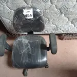 LOTE 454 - 01 CADEIRA GIRATÓRIA ESTOFADA NA COR PRETA. (NO ESTADO) ATENÇÃO! FAZER A VISITAÇÃO ANTES DE ARREMATAR, NÃO SABEMOS SE FUNCIONA. LEILÃO NÃO TEM GARANTIA E NEM DEVOLUÇÃO, SUJEITO A POSSÍVEIS AVARIAS VISÍVEIS/OCULTAS E/OU AUSÊNCIA DE COMPONENTES.