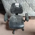 LOTE 454 - 01 CADEIRA GIRATÓRIA ESTOFADA NA COR PRETA. (NO ESTADO) ATENÇÃO! FAZER A VISITAÇÃO ANTES DE ARREMATAR, NÃO SABEMOS SE FUNCIONA. LEILÃO NÃO TEM GARANTIA E NEM DEVOLUÇÃO, SUJEITO A POSSÍVEIS AVARIAS VISÍVEIS/OCULTAS E/OU AUSÊNCIA DE COMPONENTES.