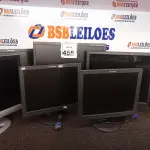 LOTE 455 - 07 MONITORES LCD MARCAS E MODELOS DIVERSOS. (NO ESTADO) ATENÇÃO! FAZER A VISITAÇÃO ANTES DE ARREMATAR, NÃO SABEMOS SE FUNCIONA. LEILÃO NÃO TEM GARANTIA E NEM DEVOLUÇÃO, SUJEITO A POSSÍVEIS AVARIAS VISÍVEIS/OCULTAS E/OU AUSÊNCIA DE COMPONENTES.