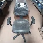 LOTE 453 - 01 CADEIRA GIRATÓRIA ESTOFADA NA COR PRETA. (NO ESTADO) ATENÇÃO! FAZER A VISITAÇÃO ANTES DE ARREMATAR, NÃO SABEMOS SE FUNCIONA. LEILÃO NÃO TEM GARANTIA E NEM DEVOLUÇÃO, SUJEITO A POSSÍVEIS AVARIAS VISÍVEIS/OCULTAS E/OU AUSÊNCIA DE COMPONENTES.