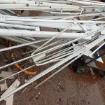 LOTE 557 - 01 OMBRELONE EM ALUMÍNIO S/LONA E C/BASE DE FERRO. (NO ESTADO) ATENÇÃO! FAZER A VISITAÇÃO ANTES DE ARREMATAR, NÃO SABEMOS SE FUNCIONA. LEILÃO NÃO TEM GARANTIA E NEM DEVOLUÇÃO, SUJEITO A POSSÍVEIS AVARIAS VISÍVEIS/OCULTAS E/OU AUSÊNCIA DE COMPONENTES.
