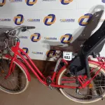 LOTE 482 - 01 BICICLETA COM FAROL E LANTERNA TRASEIRA IMPORTADA P/PASSEIO C/CADEIRA DE TRANSPORTE INFANTIL MARCA B.TWIN. (NO ESTADO) ATENÇÃO! FAZER A VISITAÇÃO ANTES DE ARREMATAR, NÃO SABEMOS SE FUNCIONA. LEILÃO NÃO TEM GARANTIA E NEM DEVOLUÇÃO, SUJEITO A POSSÍVEIS AVARIAS VISÍVEIS/OCULTAS E/OU AUSÊNCIA DE COMPONENTES.