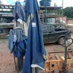 LOTE 549 - 01 OMBRELONE EM ALUMÍNIO C/LONA E C/BASE DE FERRO. (NO ESTADO) ATENÇÃO! FAZER A VISITAÇÃO ANTES DE ARREMATAR, NÃO SABEMOS SE FUNCIONA. LEILÃO NÃO TEM GARANTIA E NEM DEVOLUÇÃO, SUJEITO A POSSÍVEIS AVARIAS VISÍVEIS/OCULTAS E/OU AUSÊNCIA DE COMPONENTES.