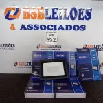 LOTE 502 - 05 REFLETORES DE LED AMBIENTE EXTERNO 100W CADA(NOVO). (NO ESTADO) ATENÇÃO! FAZER A VISITAÇÃO ANTES DE ARREMATAR, NÃO SABEMOS SE FUNCIONA. LEILÃO NÃO TEM GARANTIA E NEM DEVOLUÇÃO, SUJEITO A POSSÍVEIS AVARIAS VISÍVEIS/OCULTAS E/OU AUSÊNCIA DE COMPONENTES.