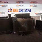 LOTE 440 - 06 MONITORES LCD MARCAS E MODELOS DIVERSOS P/RETIRADA DE PEÇAS. (NO ESTADO) ATENÇÃO! FAZER A VISITAÇÃO ANTES DE ARREMATAR, NÃO SABEMOS SE FUNCIONA. LEILÃO NÃO TEM GARANTIA E NEM DEVOLUÇÃO, SUJEITO A POSSÍVEIS AVARIAS VISÍVEIS/OCULTAS E/OU AUSÊNCIA DE COMPONENTES.