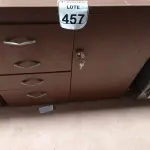 LOTE 457 - 01 ARMÁRIO BAIXO NA COR MARROM C/01 PORTA E 04 GAVETAS. (NO ESTADO) ATENÇÃO! FAZER A VISITAÇÃO ANTES DE ARREMATAR, NÃO SABEMOS SE FUNCIONA. LEILÃO NÃO TEM GARANTIA E NEM DEVOLUÇÃO, SUJEITO A POSSÍVEIS AVARIAS VISÍVEIS/OCULTAS E/OU AUSÊNCIA DE COMPONENTES.