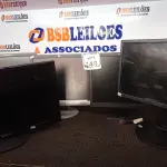 LOTE 449 - 05 MONITORES LCD MARCAS E MODELOS DIVERSOS. (NO ESTADO) ATENÇÃO! FAZER A VISITAÇÃO ANTES DE ARREMATAR, NÃO SABEMOS SE FUNCIONA. LEILÃO NÃO TEM GARANTIA E NEM DEVOLUÇÃO, SUJEITO A POSSÍVEIS AVARIAS VISÍVEIS/OCULTAS E/OU AUSÊNCIA DE COMPONENTES.