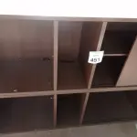 LOTE 451 - 01 ARMÁRIO BAIXO EM MADEIRA NA COR MARROM INCOMPLETO. (NO ESTADO) ATENÇÃO! FAZER A VISITAÇÃO ANTES DE ARREMATAR, NÃO SABEMOS SE FUNCIONA. LEILÃO NÃO TEM GARANTIA E NEM DEVOLUÇÃO, SUJEITO A POSSÍVEIS AVARIAS VISÍVEIS/OCULTAS E/OU AUSÊNCIA DE COMPONENTES.