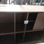 LOTE 451 - 01 ARMÁRIO BAIXO EM MADEIRA NA COR MARROM INCOMPLETO. (NO ESTADO) ATENÇÃO! FAZER A VISITAÇÃO ANTES DE ARREMATAR, NÃO SABEMOS SE FUNCIONA. LEILÃO NÃO TEM GARANTIA E NEM DEVOLUÇÃO, SUJEITO A POSSÍVEIS AVARIAS VISÍVEIS/OCULTAS E/OU AUSÊNCIA DE COMPONENTES.